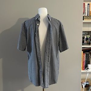 Slim fit short shirt sleeve button down shirt by UNTUCKit, sized medium